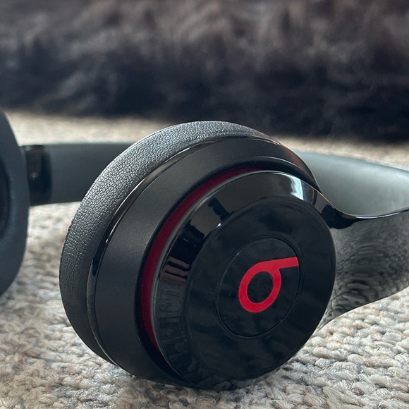 Beats by Dr. Dre Solo 2 Headphones - Picture 10 of 11